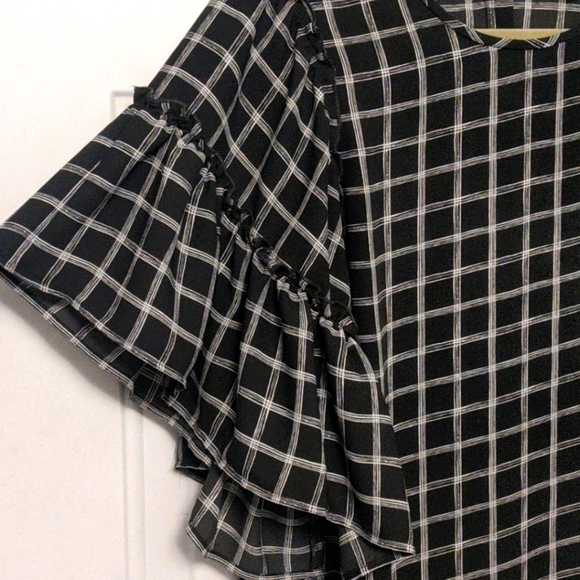 Black and white geometric patterned top - Picture 2 of 5